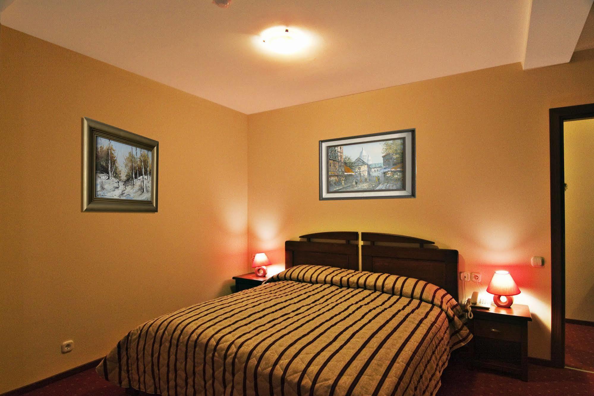 Hotel Floris Кея Екстериор снимка